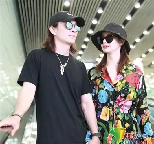 养眼夫妇!戚薇穿花衬衫配热裤与老公紧牵依偎