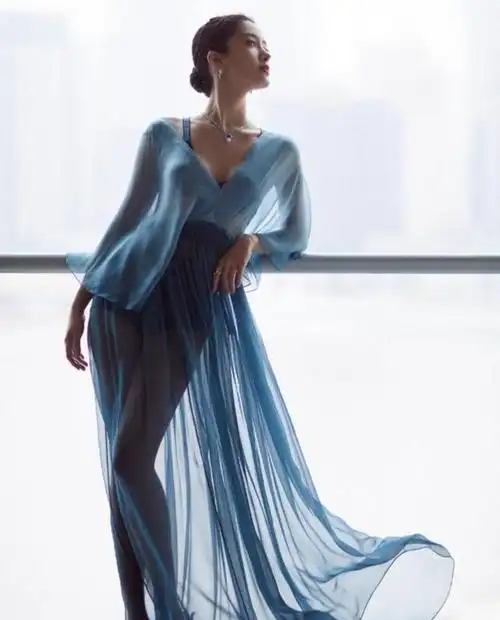 杨采钰晒健身房视频满脸大汗可见完美的线条