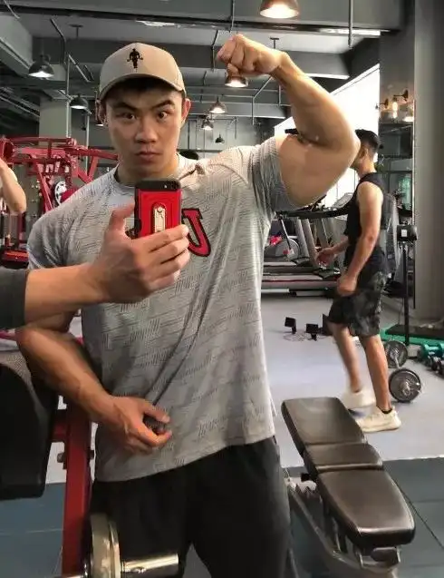 100kg深蹲50次一组不想挨欺负的他竟直接练成了中国第一人