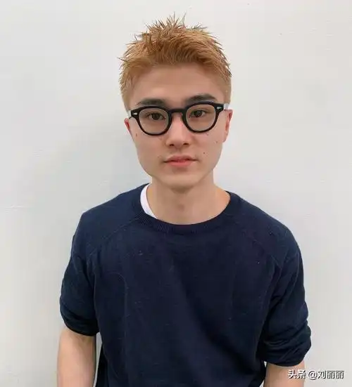 潮流短碎发也很适合30岁以上的男士,在清爽的发型基础上,加入一些流行