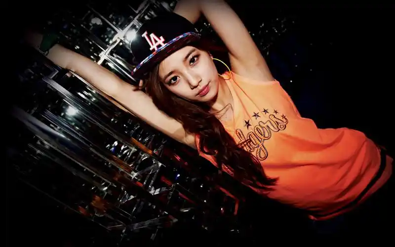 韩国美女裴秀智嘻哈时尚写真桌面壁纸