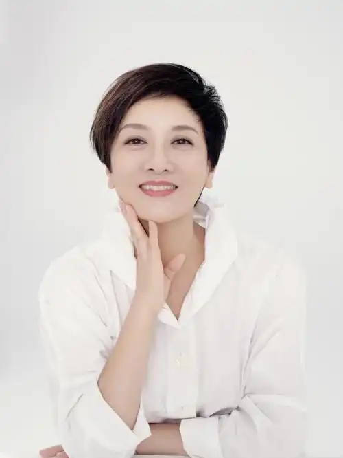 短发 看了66岁邓婕的老年状态,才懂:发剪短,衣穿素,自然老去更优雅