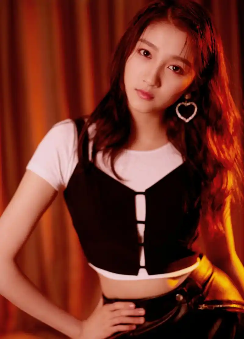 关晓彤. 造型:eric高. 化妆:秋钠makeup . 发型:林光熙hairstylist  .