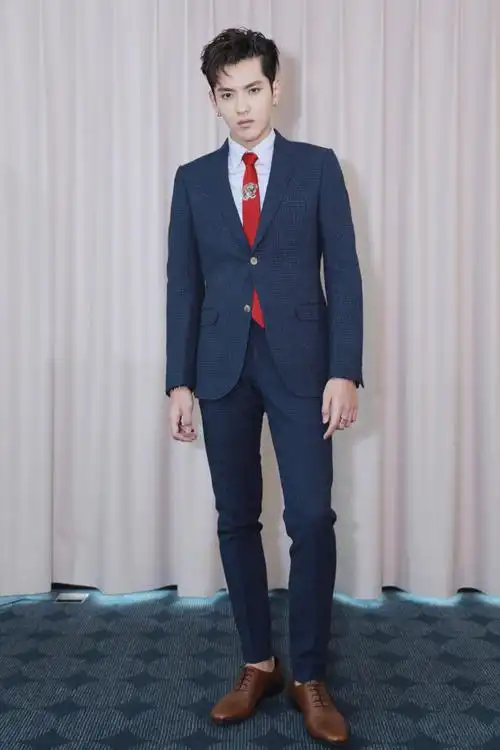 吴亦凡粉嫩色系出席巴黎时装周 粉丝创意 p 图进「菜市场大妈群」竟毫