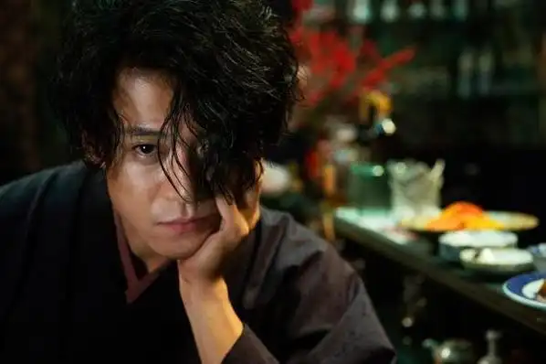 小栗旬,相信喜欢日剧的人都对他很熟悉,演过很多日剧,曾经他演的花泽