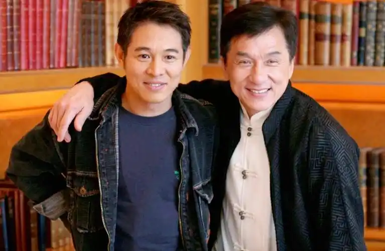 成龙与李连杰房祖名流泪了,含泪向母亲忏悔:妈妈,对不起!