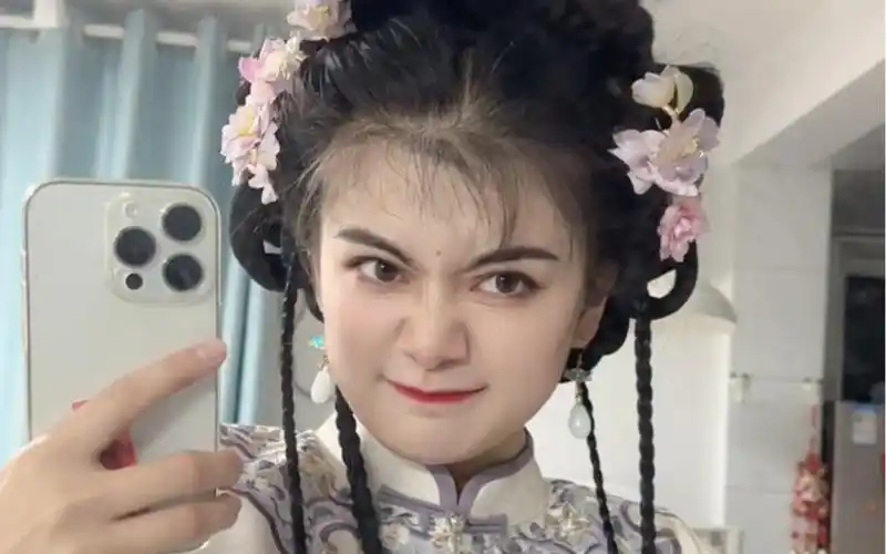 呜呜呜,清汉搞笑女…自己一剪刀剪了个刘海,剪短了,剪了个大呲花