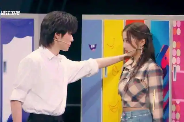 原创王牌刻意炒cp关晓彤宋亚轩屡惹争议关晓彤手上戒指藏亮点