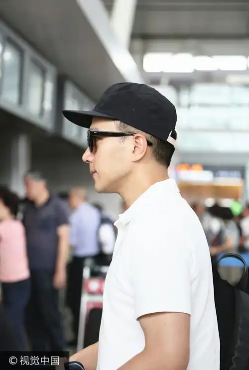 刘恺威休闲装现身机场人气旺 43岁身材颜值俱佳赛小鲜肉