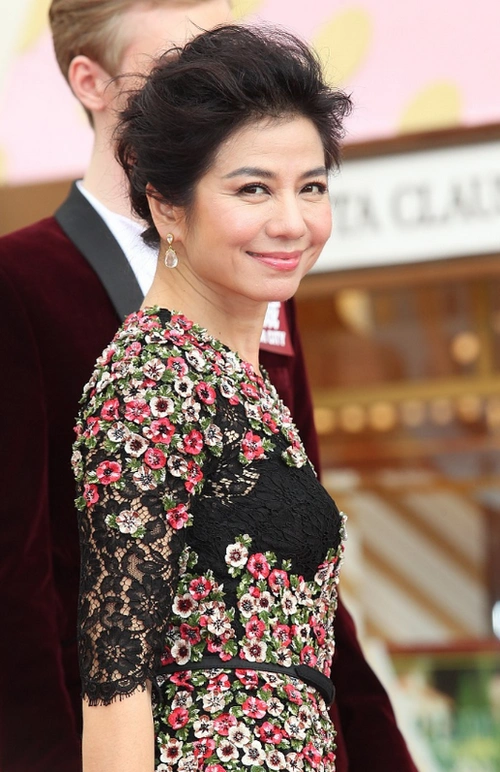 钟楚红会搭配不惧变老,一袭花朵精致又窈窕,年过花甲气质不减_造型