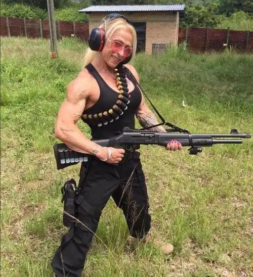 像史泰龙一样强壮的肌肉女兰博你们见过吗?