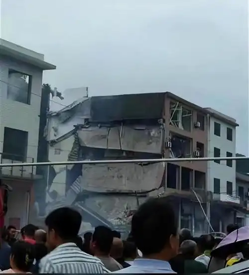 江西汽修店爆炸事故后续:亲历者曝事故原因,现场抢救画面曝光