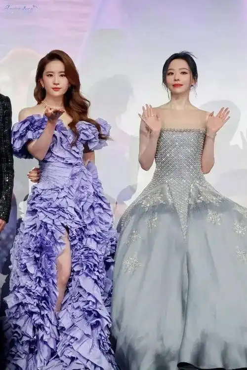 刘亦菲与张靓颖稀有合影,终现真正骨相美!