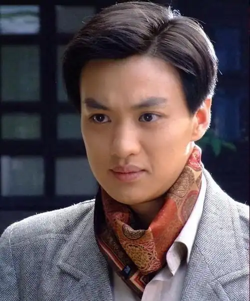 次年,周一围又出现在抗战剧《滇西往事》中,诠释了冲动却机灵的男二号