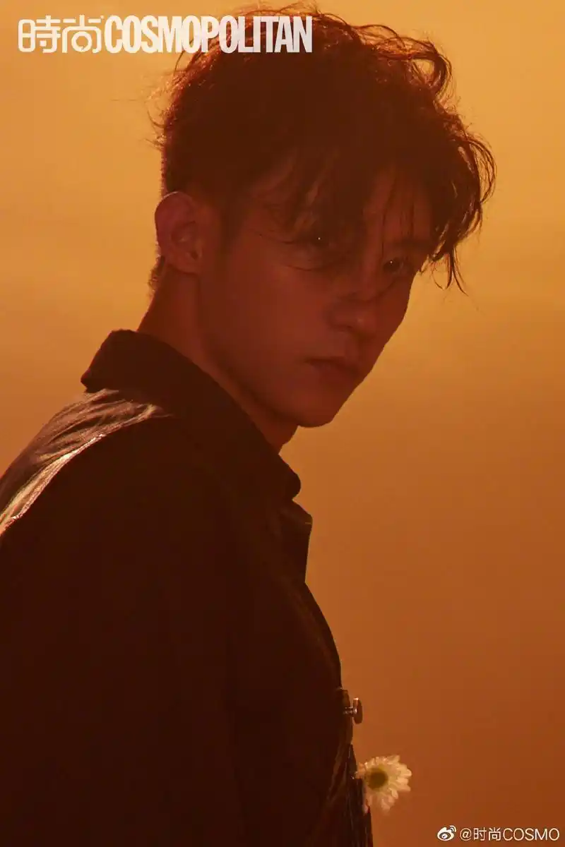 黄景瑜解锁湿发泡面头极具魅惑眼神坚定诠释末日电影质感