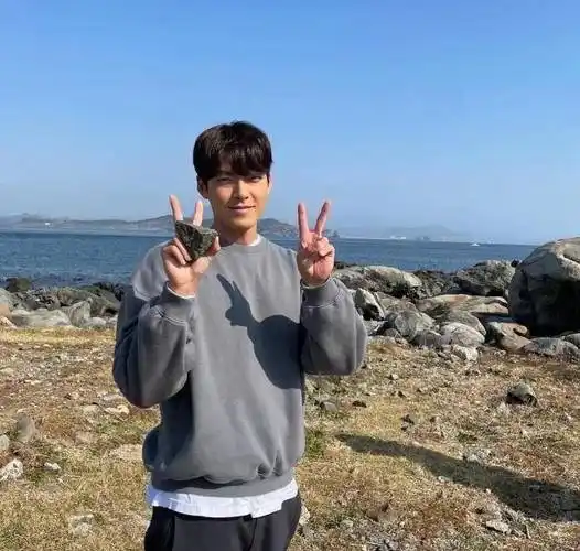 申敏儿金宇彬巴黎被中国网友偶遇,恋爱8年战胜病魔愈发相爱_工作_策划