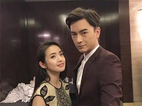 郑元畅与小s借位热吻,自曝3年没恋爱,与女友一周不联系就分手