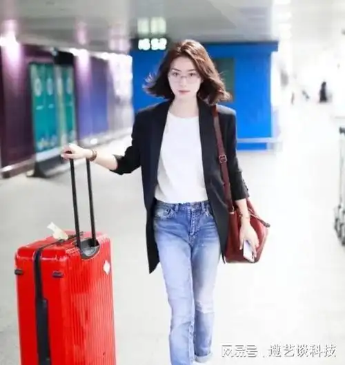 双节棍的紧身牛仔裤搭配黑色西服万茜彻底化身商业女王