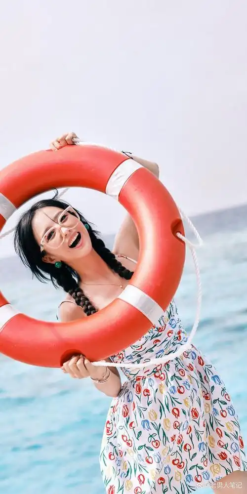 今日份明星写真壁纸:佟丽娅冲浪,穿半身泳衣搭配黑色泳裤,俏皮麻花辫