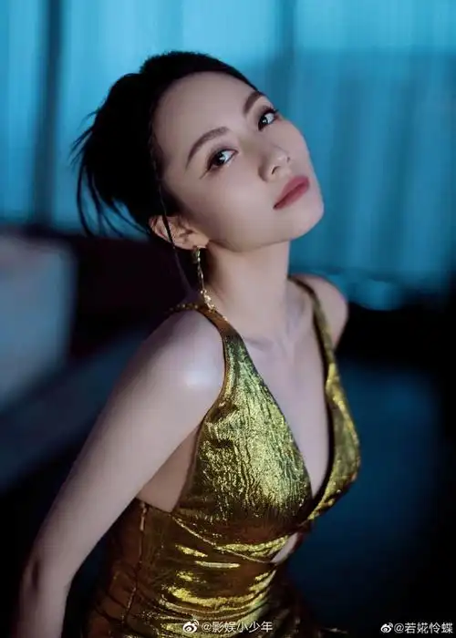 刘惜君鎏金礼服