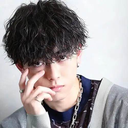 当下流行的男士发型,不连接烫发是比较火的.