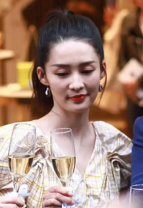 李沁化了妆也遮不住脸上的坑洼,明星只能活在滤镜里_色彩_裙子_皮肤