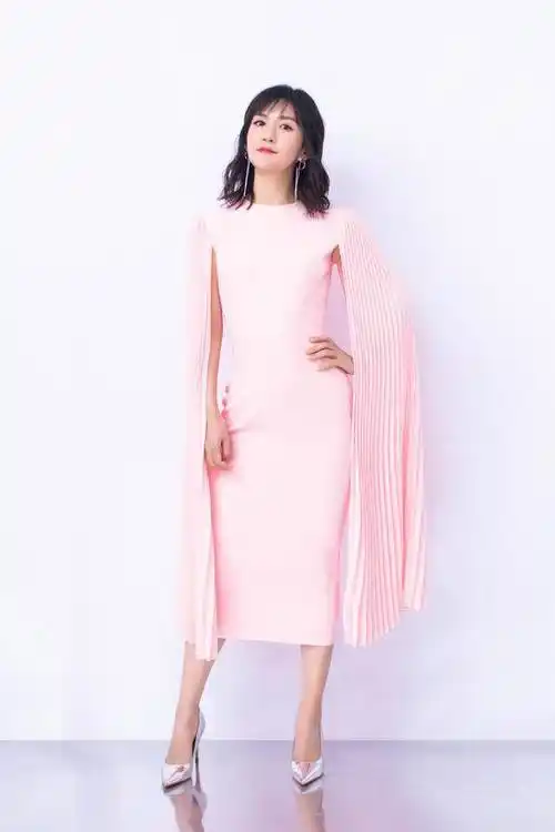 谢娜当妈后状态真好,修身连衣裙勾勒曼妙曲线,张杰真是娶到宝了_粉色