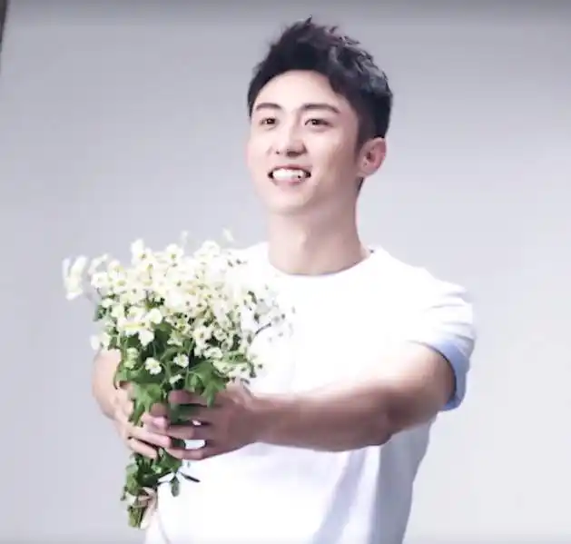 黄景瑜开口笑露虎牙显童真,抿嘴笑羞涩惹人爱