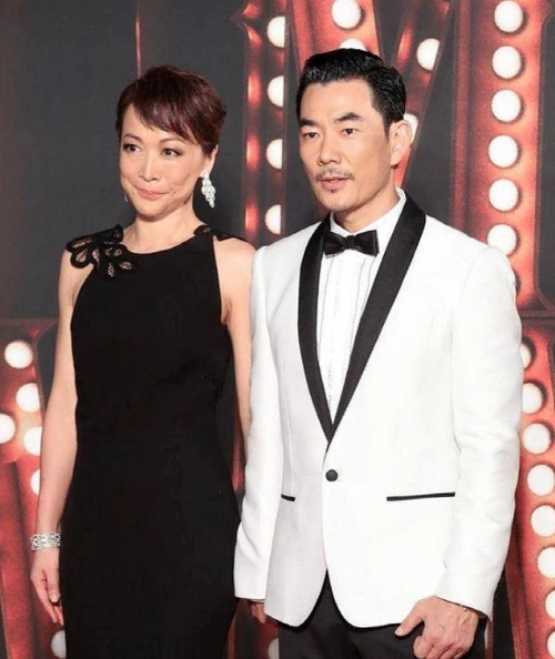 任贤齐夫妇罕见合体亮相53岁老婆穿黑色长裙高挑又贵气