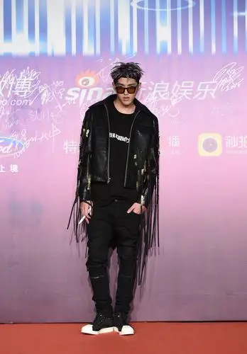 酷炫前卫吴亦凡最新爆炸头发型图片