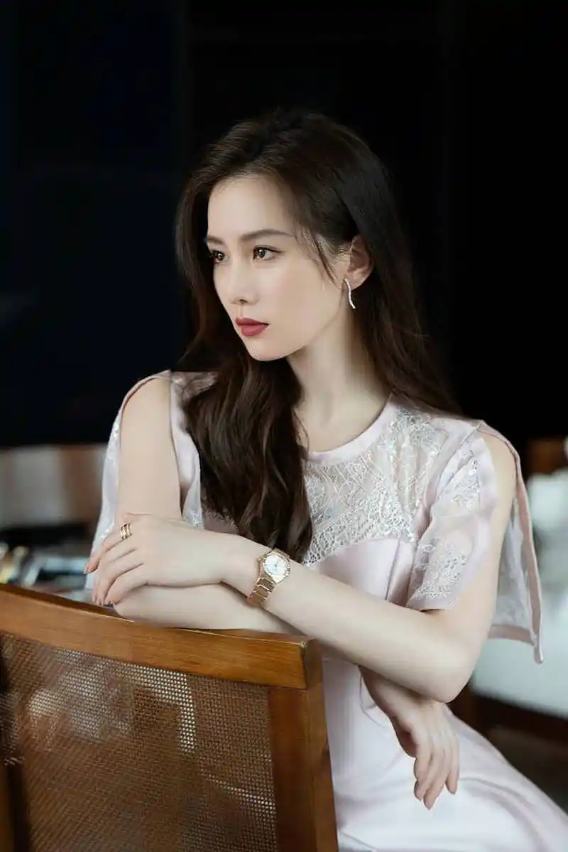 刘诗诗# 刘诗诗这个侧颜太美了,近年来,她凭借出众的气质和精湛的