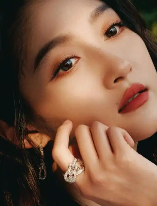 关晓彤分享海边美照,一袭白裙宛如新娘,大秀纤细美腿惹人爱