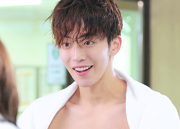 傻笑沐浴开心激动gif动图_动态图_表情包下载_soogif