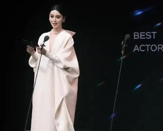 香港这一夜蒋勤勤风光无限冰冰穿太厚赵丽颖手指干净太细节