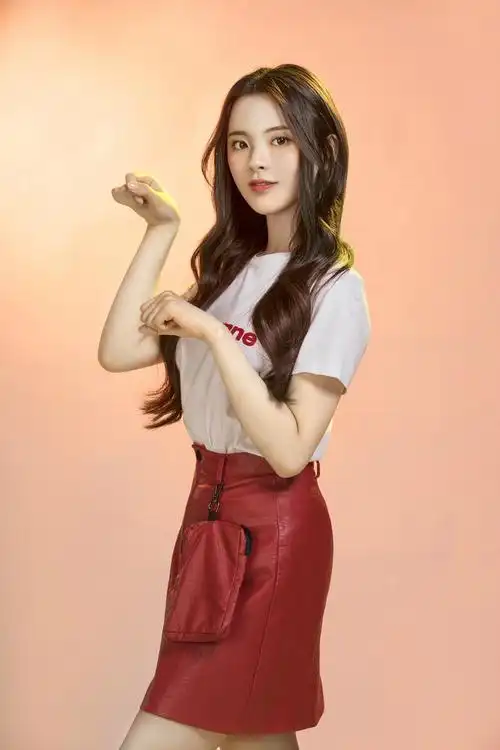 火箭少女101杨超越提前贺岁献唱招财进宝