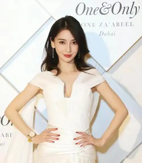 黄晓明评论区沦陷杨颖粉丝请求黄晓明传话前妻网友真晦气