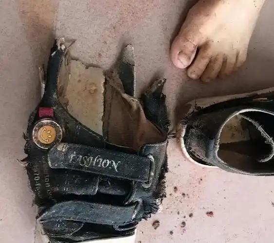 导语:农村学生穿破烂鞋上学,老师看到后心疼不已随即自己掏钱买一双新