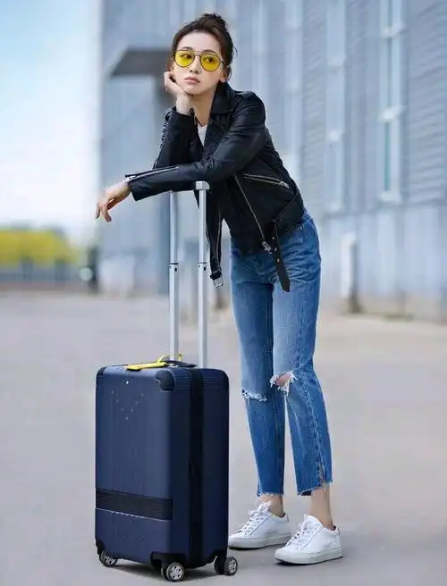 吴谨言最新机场look风景印花短裙配白t完美演绎清爽夏日风