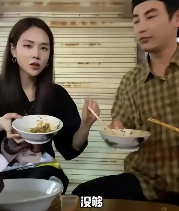 王霏霏带孙坚回老家!作风十分接地气,父母在村里建了房养老