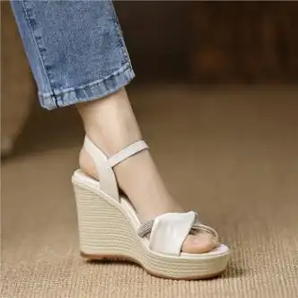 女士休闲鞋>他她街区(tatajiequ)>他她丫头手工女鞋10cm坡跟凉鞋增高