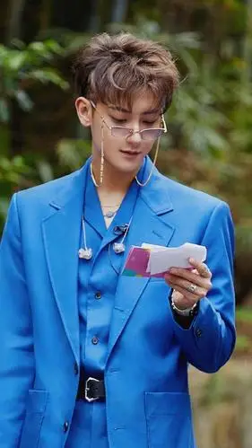 黄子韬时尚帅气深蓝色西装最新迷人造型