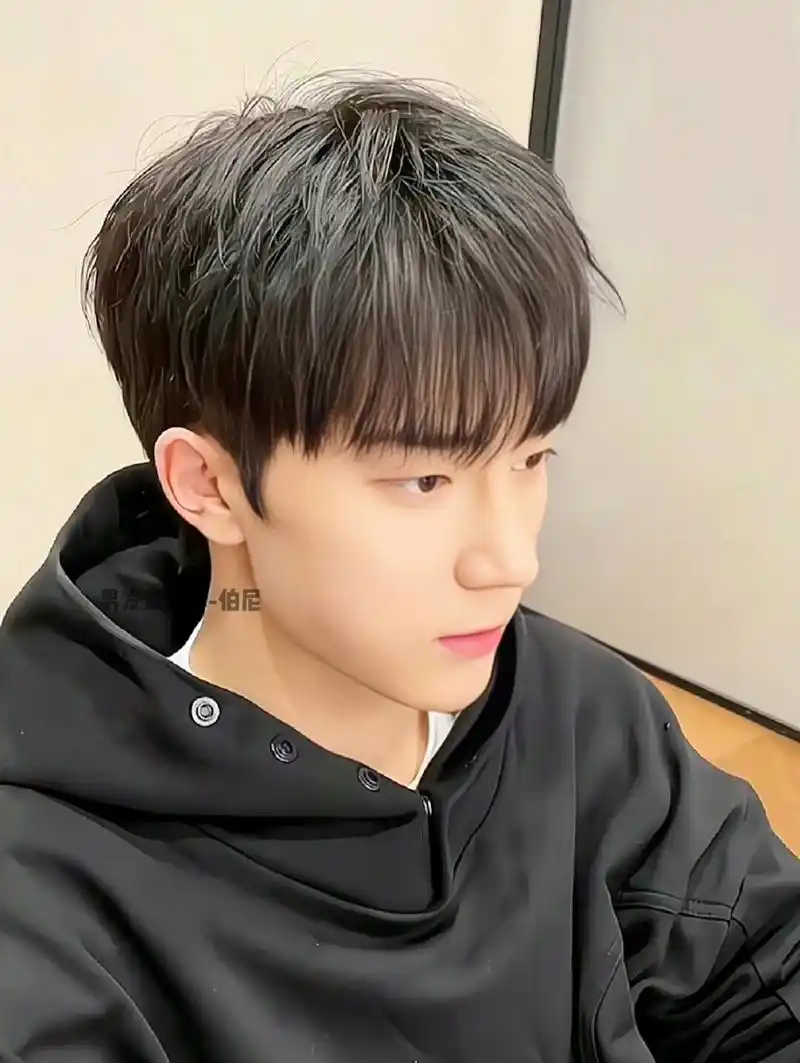 微分碎盖发型 秋季小哥哥留长的可以尝试一下这款微分碎盖,这款发型