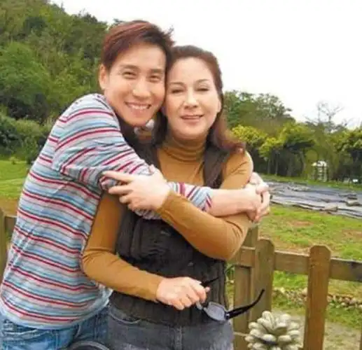 曾与邓丽君齐名,丈夫去世4年后生下女儿,守身36年不结婚