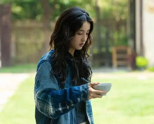 张子枫和彭昱畅的两次互动,让观众看到了《向往的生活》有多假