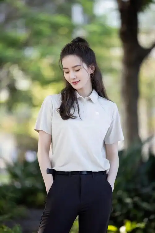 刘诗诗穿搭真抢镜polo衫烟管裤比夏天穿时髦外加风衣好应季