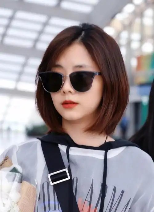 谭松韵短发造型雀斑妆,减龄又俏皮,一字锁骨太惹眼