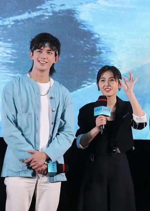 《盛夏未来》北京首映吴磊发带造型热血帅气 和张子枫同框养眼