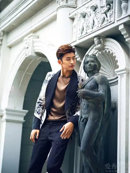 张云龙写真大片身材比例完美衣领大开走痞帅风