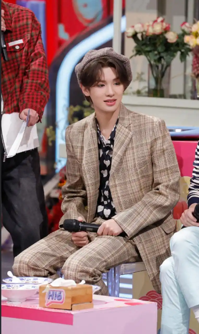 格纹西装搭配贝雷帽,仿佛油画里走出来的少年黄明昊