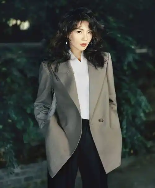 长发飘飘,美艳动人,44岁的刘涛是一位演技与颜值并存的女演员,观众缘